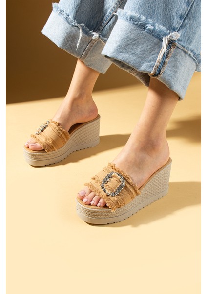 Dolgu Topuklu Kumaş Bantlı Tokalı Kadın Terlik 59-98-25KETEN