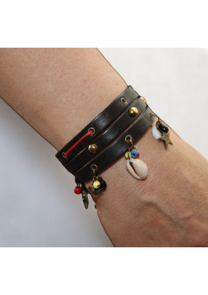 Kokoş Kadın Deri Bileklik | Kırmızı Ip Detaylı Bohem Charmlı Klipsli Bileklik 18-21 cm