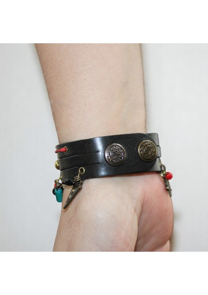 Kokoş Kadın Deri Bileklik | Kırmızı Ip Detaylı Bohem Charmlı Klipsli Bileklik 18-21 cm fiyatları