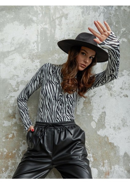 Zebra Desen Boğazlı Siyah Body