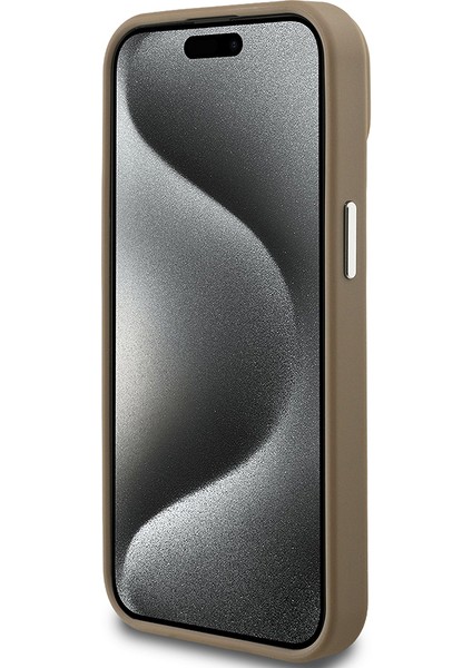 Apple iPhone 15 Kılıf Guess Orjinal Lisanslı M-Safe Şarj Özellikli Grained Triangle Kapak Kahverengi fırsatları