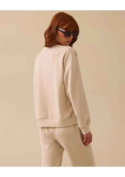10001 Aksesuarlı Sweatshirt Hakim Yaka Önü Taş ve Boncuk Işlemeli Düşük Omuz Aksesuarlı Sweatshirt #03-25#