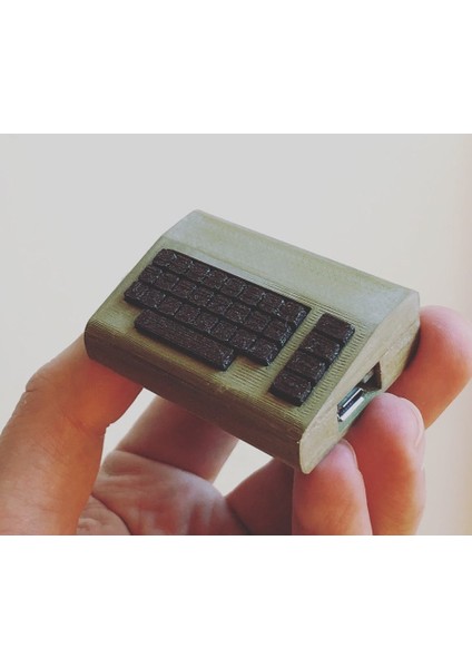 Wemos D1 Mini ESP8266 Mikrodenetleyici Için Alana Sahip Mini Commodore C64 (Plastik Aparattır!!!)