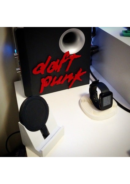 Daft Punk'ın Logosu! (Müzik Cilt 1) (Plastik Aparattır!!!) fırsatları