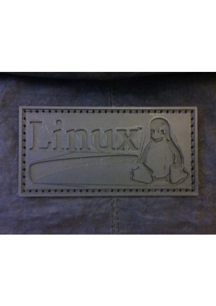 Delikli Linux Logo Rozeti (Plastik Aparattır!!!)