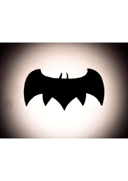 Batman: Uzun Cadılar Bayramı'ndan Ilham Alan Göğüs Amblemi (Plastik Aparattır!!!)