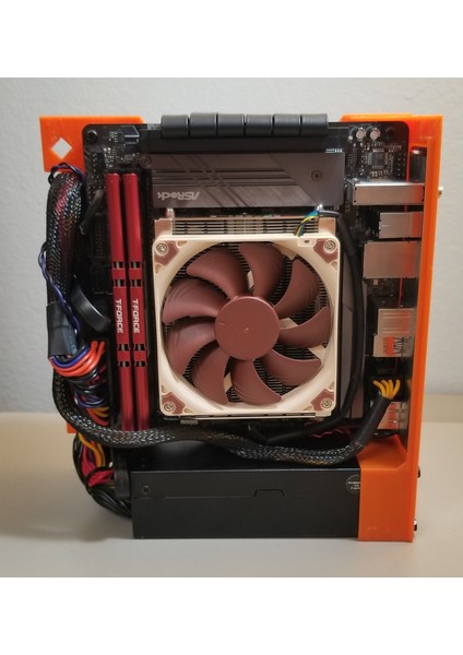 4,7 L Mini Itx Kutu, Kolayca Yazdırılabilir (2 Ana Parça), Sandviç Düzeni, Ekstra Iplik Ekleme, Ayırıcı Veya Ayak Gerekmez (Plastik Aparattır!!!)