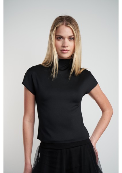 Bisiklet Yaka Kısa Siyah Bluz