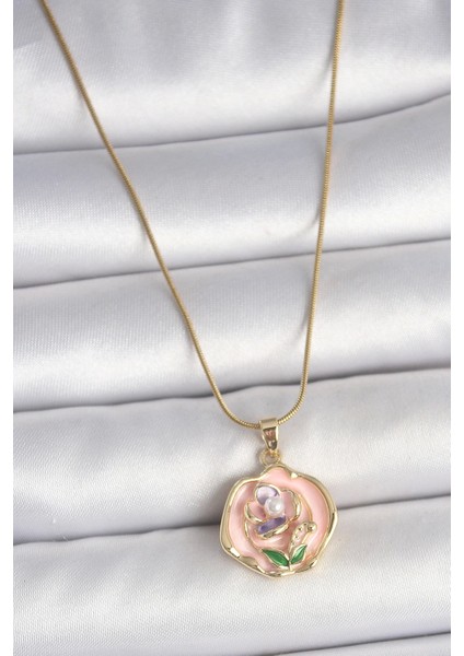 316L Çelik Gold Renk Zincir Pembe Renkli Çiçek Işlemeli Inci Detay Portre Model Kadın Kolye