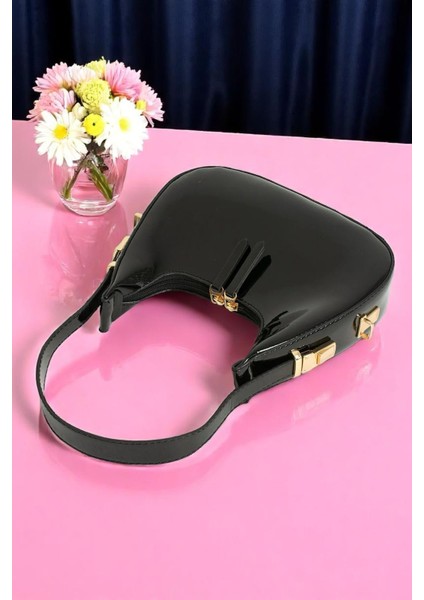 Kadın Rugan Deri Baget Cherry Bag Fermuar Kapamalı Özel Askı Detaylı Kol ve Omuz Çantası