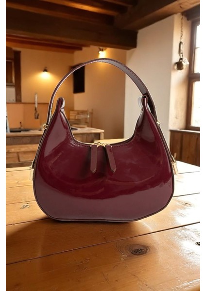 Kadın Rugan Deri Baget Cherry Bag Fermuar Kapamalı Özel Askı Detaylı Kol ve Omuz Çantası