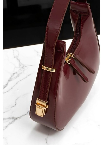 Kadın Rugan Deri Baget Cherry Bag Fermuar Kapamalı Özel Askı Detaylı Kol ve Omuz Çantası fiyatları