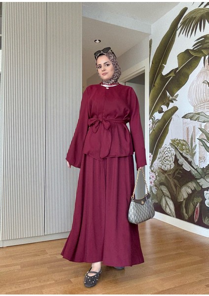 Gold Düğmeli Pelerin Detaylı Ithal Dökümlü Kuşaklı Etekli Takım – Şık Takım (36–46 Beden) Bordo