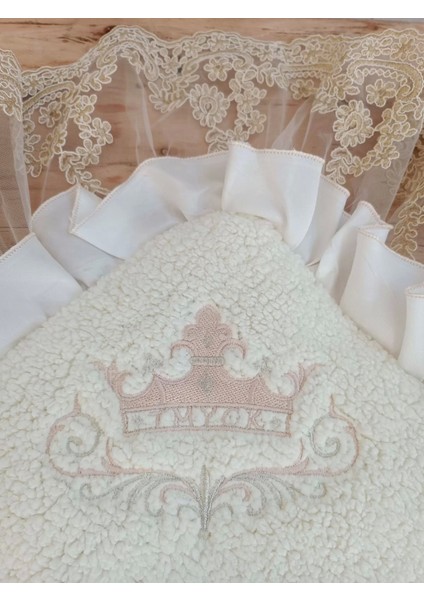Yenidoğan Wool Yün Kumaş Taç Nakışlı Güpür Duvaklı Fiyonk Prizma Taş Unisex Kundak Bebek Battaniyesi Bej indirimleri