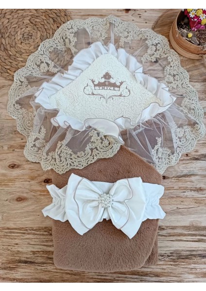 Yenidoğan Wool Yün Kumaş Taç Nakışlı Güpür Duvaklı Fiyonk Prizma Taş Unisex Kundak Bebek Battaniyesi Kahverengi