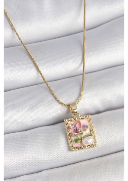 316L Çelik Gold Renk Pembe Mineli Çiçek Işlemeli Inci Detay Portre Model Kadın Kolye