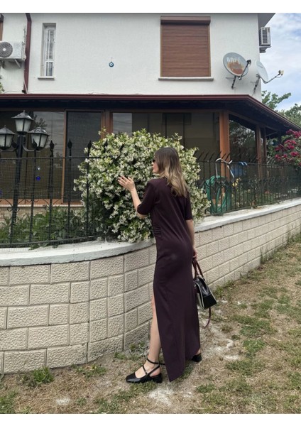 Kısa Kollu Uzun Yandan Yırtmaçlı Elbise - Kahverengi