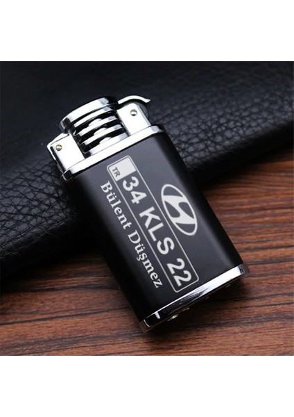 Kişiye Özel Isimli Siyah Tasarım Araç Araba Logo ve Plaka Baskılı Metal Çakmak fiyatları