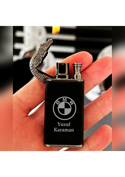 Kişiye Özel Isim ve Araç Markası Baskılı Timsah Yılan Başlı Çift Yanmalı Gazlı Siyah Çakmak