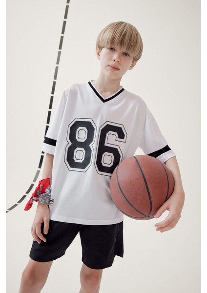 Erkek Çocuk Oversize Geniş Kalıp V Yaka Baskılı Tül Kısa Kollu Tişört F2412A825HS