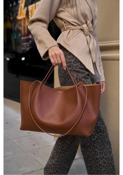 Tokalı Tasarıma Sahip Geniş Hacimli El ve Omuz Kullanımına Uygun Modern Tote Çanta
