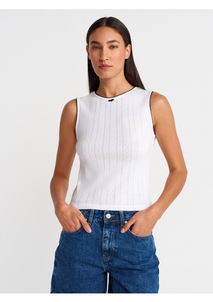 31835 Gül Detaylı Kolsuz Top-Beyaz