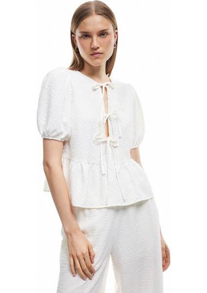 Dokulu Kısa Balon Kollu Fiyonklu Önden Bağcıklı Bluz