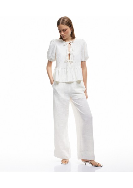 Dokulu Kısa Balon Kollu Fiyonklu Önden Bağcıklı Bluz fiyatları