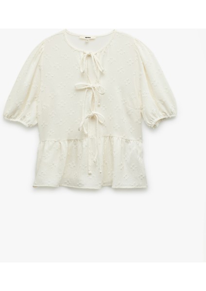 Dokulu Kısa Balon Kollu Fiyonklu Önden Bağcıklı Bluz modelleri