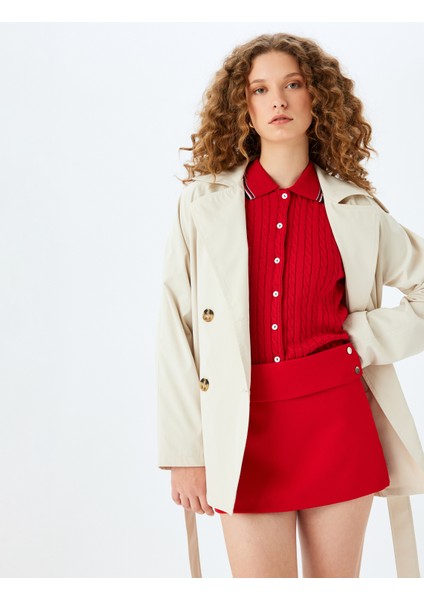 Kruvaze Yaka Düğmeli Kemerli Cep Detaylı Kısa Trençkot
