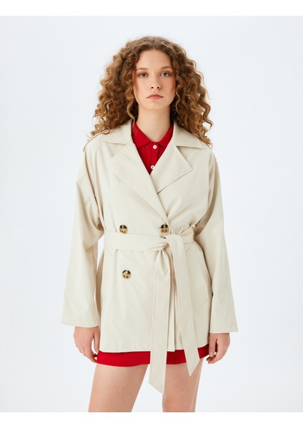 Kruvaze Yaka Düğmeli Kemerli Cep Detaylı Kısa Trençkot modelleri