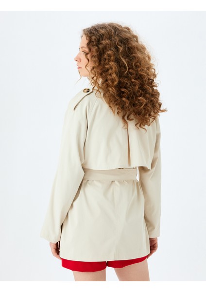 Kruvaze Yaka Düğmeli Kemerli Cep Detaylı Kısa Trençkot fırsatları