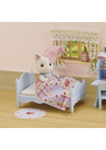 5681 Sylvanian Families Çiçekli Kedi Kızın Uyku Seti +3 Yaş
