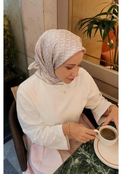 Krem El Yazısı Desen Twill Ipek Eşarp