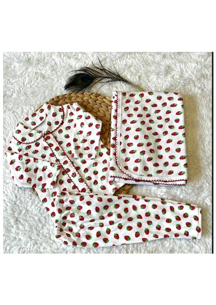 Çilek Baskılı Bebek Pijama Takımı ve Battaniye Takım Set