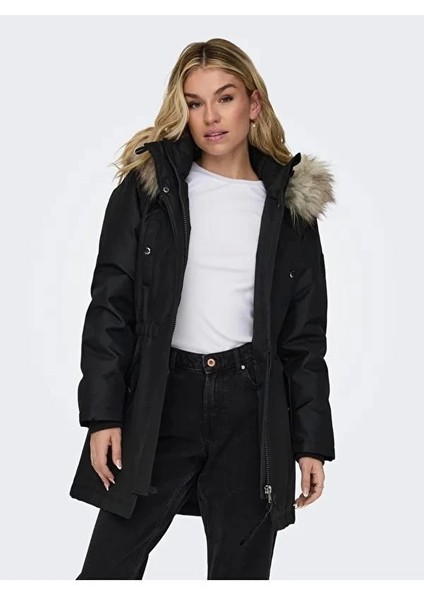Kürklü Kadın Parka