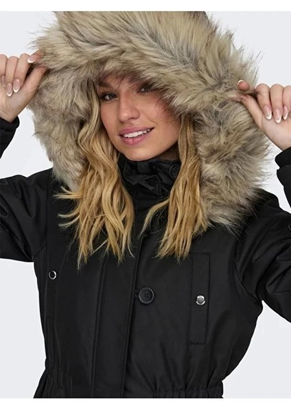 Kürklü Kadın Parka modelleri