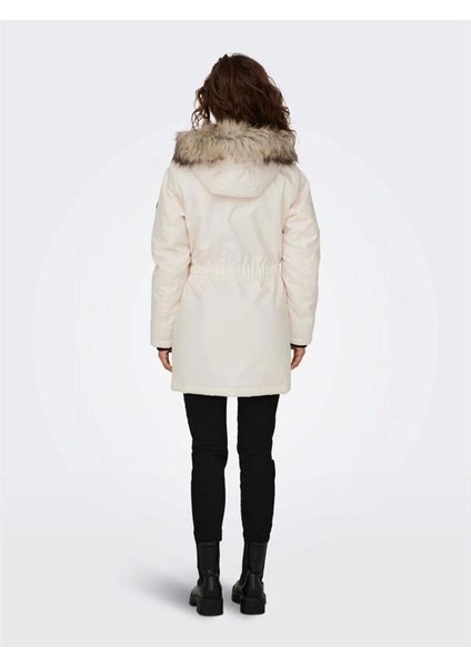 Kürklü Kadın Parka modelleri