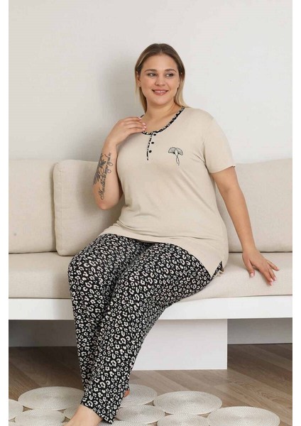 Kadın Desenli Bisiklet Yaka 3 Düğmeli Yırtmaç Detaylı Büyük Beden Viskon Kısa Kol Pijama Takımı