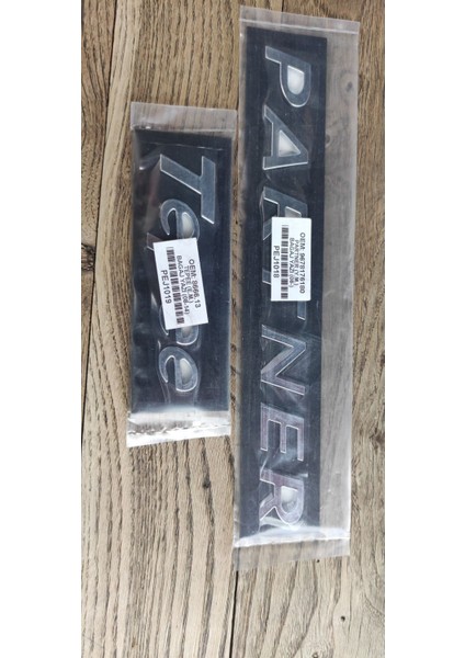 Peugeot Partner Bagaj Yazısı ve Tepee Yazısı 2008-2014 Tepee Arka Bagaj Yazısı Takım 2li Logo Krom