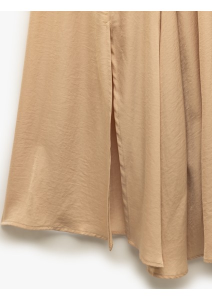 A Kesim Yırtmaç Detaylı Midi Boy Saten Kloş Etek fırsatları