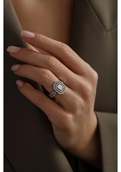 14 Ayar Beyaz Baget Taşlı Altın Yüzük