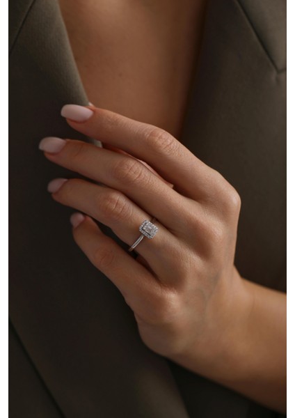 14 Ayar Beyaz Baget Taşlı Altın Yüzük