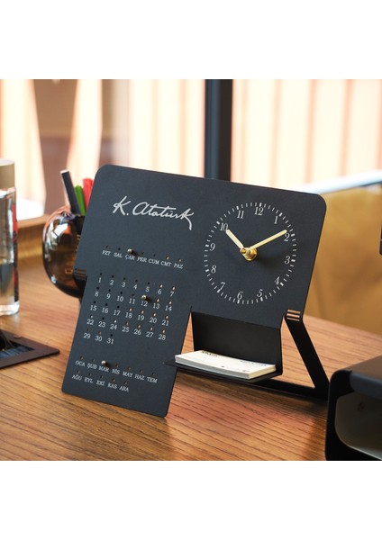 - Kemal Atatürk İmzalı Metal Masa Saati ve Takvimi - Siyah & Beyaz - 27x14x24 cm - Ofis Dekorasyonları - APH251 fiyatları