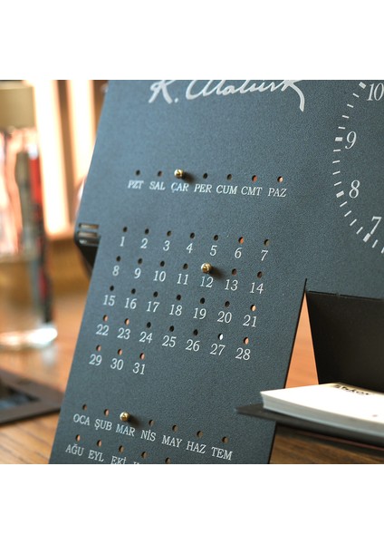- Kemal Atatürk İmzalı Metal Masa Saati ve Takvimi - Siyah & Beyaz - 27x14x24 cm - Ofis Dekorasyonları - APH251 fırsatları
