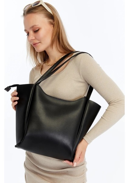 Premium Minimalist Siyah Kadın Tote Çanta – Modern ve Yapısal Omuz Çantası