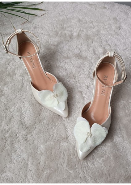 Izel Beyaz Inci Çiçek Detaylı Sivri Burun 8 cm Kadeh Topuk Gelin Ayakkabısı