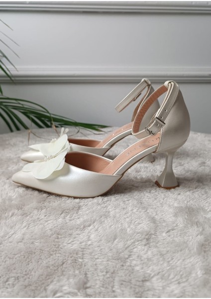 Izel Beyaz Inci Çiçek Detaylı Sivri Burun 8 cm Kadeh Topuk Gelin Ayakkabısı fırsatları