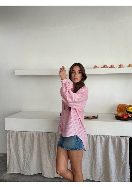 Kadın Oversize Çizgili Mavi Gömlek Rahat ve Şık Tasarım Pamuklu fırsatları