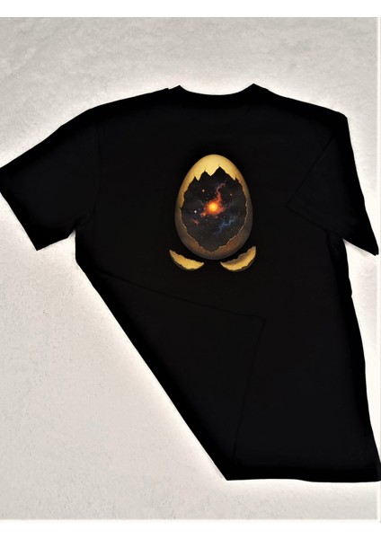 Yumurtanın Içindeki Evren Temalı Pamuklu Unisex Çocuk Tişörtü